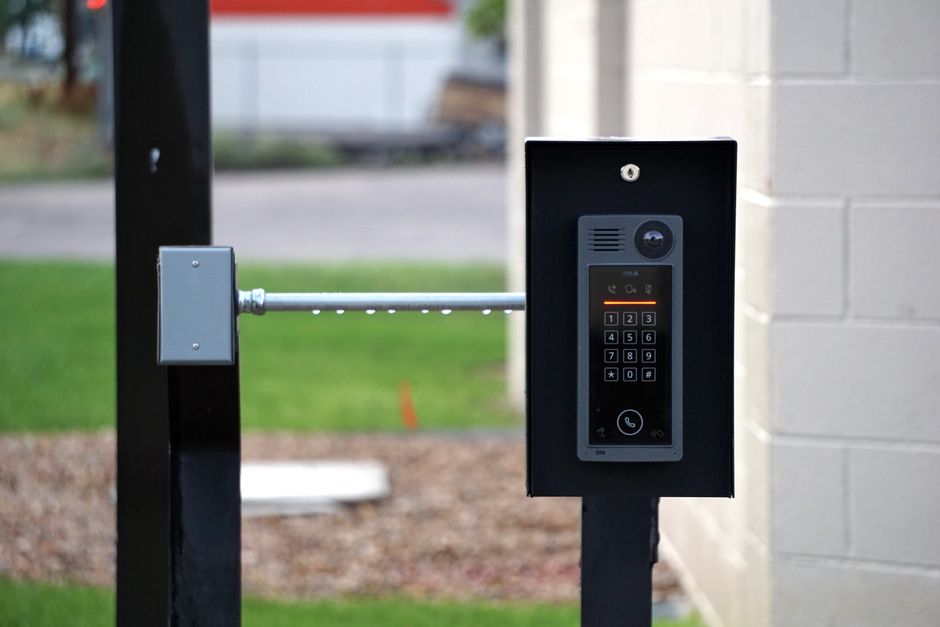 Vizinhança Solidária — Outdoor intercom mounted at a residential building entrance, ensuring security and communication.